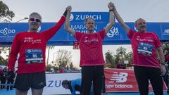 Abel Ant&oacute;n y Mart&iacute;n Fiz posan junto a Ferm&iacute;n Cacho en la Marat&oacute;n de Sevilla de 2019.