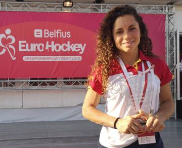 Georgina Oliva posa con el trofeo de Mejor Jugadora del torneo.