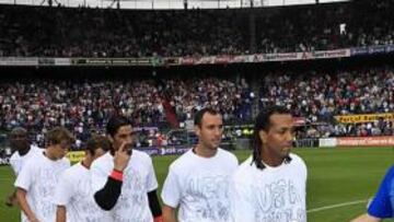 <b>REIVINDICACIÓN. </b>Los jugadores del Mallorca saludan al árbitro con las camisetas de protesta.