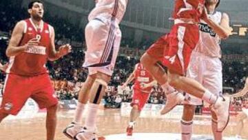 <b>UNA PESADILLA. </b>Papalukas igualó el récord de 13 asistencias de Bennett en la Euroliga. Mumbrú y Reyes intentan pararle en esta acción.