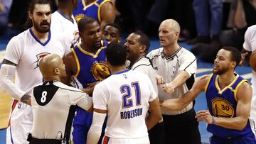 Kevin Durant (Warriors) se dirige a Andre Roberson (Thunder) tras una falta de este último en el regreso del alero a OKC.
