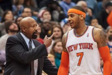 Carmelo Anthony escucha a Mike Woodson, el técnico de unos Knicks que rompieron su racha de siete derrotas seguidas.