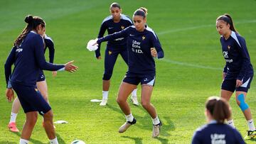 Soccer Football - UEFA Women's Euro 2025 Qualifier - France Training - Gothenburg, Sweden - April 8, 2024 France's Maelle Lakrar with teammates during training Adam Ihse/TT News Agency via REUTERS     ATTENTION EDITORS - THIS IMAGE WAS PROVIDED BY A THIRD PARTY. SWEDEN OUT. NO COMMERCIAL OR EDITORIAL SALES IN SWEDEN.