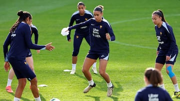 Soccer Football - UEFA Women's Euro 2025 Qualifier - France Training - Gothenburg, Sweden - April 8, 2024 France's Maelle Lakrar with teammates during training Adam Ihse/TT News Agency via REUTERS     ATTENTION EDITORS - THIS IMAGE WAS PROVIDED BY A THIRD PARTY. SWEDEN OUT. NO COMMERCIAL OR EDITORIAL SALES IN SWEDEN.