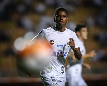 Rodrygo jugó la pasada edición de la Copa Libertadores con el Santos. El equipo paulista cayó en octavos ante Independiente de Avellaneda.