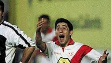 <b>BROCHE FINAL</B>. Peragón fue el autor del gol que le permite al Rayo terminar la temporada a lo grande y subir dos puestos en la clasificación.