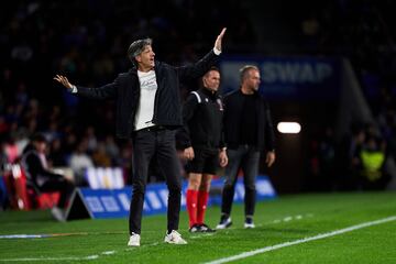 Imanol Alguacil, entrenador de la Real Sociedad, con los brazos extendidos dentro de su área técnica.