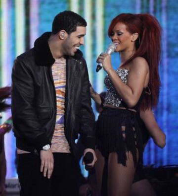 Singer Rihanna junto al rapero Drake durante el All Star Game de 2011.