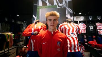 El centrocampista del Atlético de Madrid Pablo Barrios posa para una entrevista con la agencia EFE en Madrid.