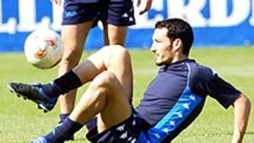 <b>PIENSA EN EL MUNDIAL.</B> Coco, concentrado con la selección italiana para la disputa del Mundial de Corea del Sur y Japón, había manifestado su confianza en seguir en el Barça, aunque finalmente se irá tras haber pasado un año sin pena ni gloria.