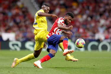 Thomas Lemar intenta controlar el balón ante la presión de Youba Diarra.