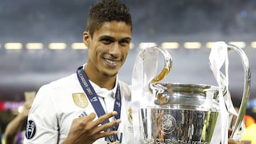 Varane posando con su tercera Champions conseguida en Cardiff ante la Juventus.