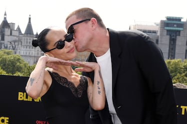 Zoë Kravitz y Channing Tatum rompieron su relación en octubre de 2024, después de tres años de noviazgo y un compromiso que habían anunciado en octubre de 2023. La ruptura fue amistosa y se debió a que sentían que estaban en "etapas diferentes de la vida". Se conocieron y comenzaron su relación en 2021 mientras trabajaban en la película Blink Twice.