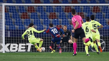 Fallo en la anticipación de Giménez, que permite galopar a De Frutos y habilitar a Bardhi en el momento exacto en el mano a mano ante Oblak, esconde el disparo magistralmente y bate al esloveno para estrenarse en liga.