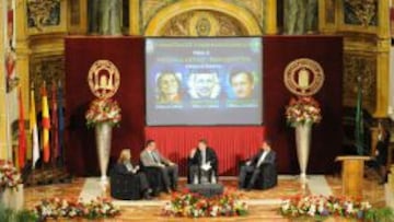 Juan Mora, subdirector de AS, moder&oacute; la mesa de dirigentes medallistas: Theresa Zabell, Antonio Pe&ntilde;alver y Fernando Climent.
 