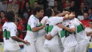 <b>ARROPADO. </b>Los futbolistas del Elche felicitan a Pelayo, tras el gol conseguido en Anduva.