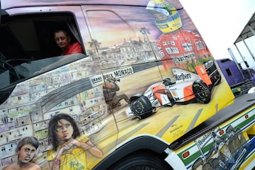 El conductor de camión francés Denis Dufour posa en su Volvo 460 Hp, pintado como un homenaje al piloto brasileño de F & Ayrton Senna (1960-1994) durante un concurso de camiones decorados,