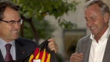 <b>CATALUNYA. </b>Cruyff fue recibido por el presidente Mas, al que regaló una camiseta de la selección.