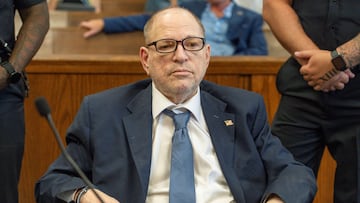 Harvey Weinstein enfrenta problemas de salud en un hospital de la prisión. El exmagnate ha sido diagnosticado con COVID-19 y neumonía.