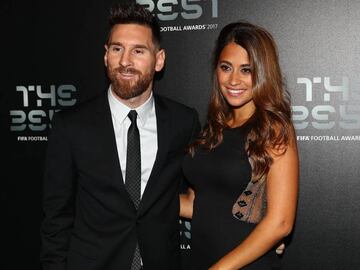LONDON, ENGLAND - OCTOBER 23: Lionel Messi and wife Antonella Roccuzzo arrive for The Best FIFA Football Awards - Green Carpet Arrivals on October 23, 2017 in London, England. (Photo by Michael Steele/Getty Images)