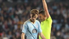 El colegiado andaluz Figueroa Vázquez amonesta con una tarjeta amarilla a Williot Swedberg durante el partido entre el Celta y Osasuna.