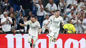 MADRID, 17/09/2023.- El centrocampista uruguayo del Real Madrid Federico Valverde (d) celebra su gol, primero de su equipo, durante el encuentro correspondiente a la quinta jornada de primera división que disputan hoy domingo frente al Real Madrid en el estadio Santiago Bernabéu, en Madrid. EFE/ Rodrigo Jimenez
