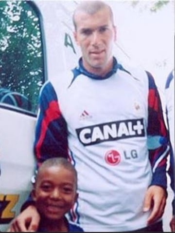 Un día te tomas una foto con tus ídolos. Al otro, heredas el mítico dorsal número 10 en Francia. Zidane y Mbappé.