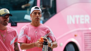 (L-R) Inter Miami CF's Argentine midfielder Rodrigo De Paul #7 and Inter Miami CF's Uruguayan forward Luis Suarez #9 arrive ahead of the Leagues Cup semi-final football match between Inter Miami CF and Orlando City SC at Chase Stadium in Fort Lauderdale, Florida, on August 27, 2025. (Photo by Chris Arjoon / AFP)