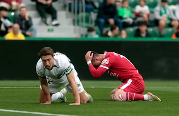 Affengruber, uno de los jugadores ms destacados del Elche tras una accin con un jugador del Cartagena. 