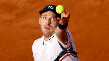 Tenis, Abierto de Roma 2024.
El tenista chileno Nicolas Jarry sirve la bola a Stefano Napolitano de Italia durante la tercera ronda en la cancha principal del foro italico en Roma, Italia.
13/05/2024
Matteo Ciambelli/Photosport

Tennis, Roma Open tournament  2024.
Chile’s player Nicolas Jarry serves the ball during third round match of the Rome Open Tennis tournament against Stefano Napolitano in Rome, Italy.
13/05/2024
Matteo Ciambelli/Photosport