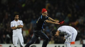 BARCELONA, SPAIN - MAY 03: An FC Barcelona supporter throws a traditional catalan hat 'barretina' to Cristiano Ronaldo of Real Madrid during the UEFA Champions League Semi Final second leg match between Barcelona and Real Madrid at the Camp Nou on May 3, 2011 in Barcelona, Spain. (Photo by David Ramos/Getty Images)
ESPONTANEO JIMMY JUMP
PUBLICADA 05/05/11 NA MA02 3COL