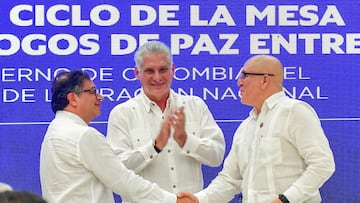 Colombia's President Gustavo Petro and Colombia's National Liberation Army (ELN) commander Antonio Garcia shake hands as Cuba's President Miguel Diaz-Canel claps, during the announcement of the bilateral ceasefire for 6 months between the National Liberation Army (ELN) and the government, during the third round of talks between negotiators from Colombia's government and members of the ELN rebel group in Havana, Cuba, June 9, 2023. Colombian Presidency/Handout via REUTERS  ATTENTION EDITORS - THIS IMAGE WAS PROVIDED BY A THIRD PARTY. MANDATORY CREDIT. NO RESALES. NO ARCHIVES