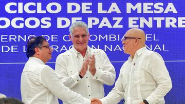 Colombia's President Gustavo Petro and Colombia's National Liberation Army (ELN) commander Antonio Garcia shake hands as Cuba's President Miguel Diaz-Canel claps, during the announcement of the bilateral ceasefire for 6 months between the National Liberation Army (ELN) and the government, during the third round of talks between negotiators from Colombia's government and members of the ELN rebel group in Havana, Cuba, June 9, 2023. Colombian Presidency/Handout via REUTERS  ATTENTION EDITORS - THIS IMAGE WAS PROVIDED BY A THIRD PARTY. MANDATORY CREDIT. NO RESALES. NO ARCHIVES