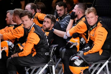 El equipo de mecánicos de McLaren durante la carrera. 