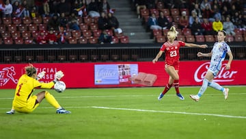 Zurich (Switzerland Schweiz Suisse), 31/10/2023.- Switzerland's forward Alisha Lehmann (C), attempts to score against Spain's goalkeeper Misa Rodriguez (L) in the UEFA Women's Nations League soccer match between Switzerland and Spain at the Letzigrund stadium in Zurich, Switzerland, 31 October 2023. (España, Suiza) EFE/EPA/MICHAEL BUHOLZER