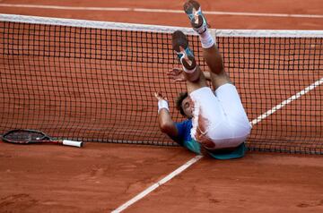 Stan Wawrinka cae sobre la pista en el partido ante Marin Cilic.