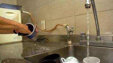 ¿Se va de vacaciones? Este truco con un vaso de agua en la cocina puede evitarle un problema
