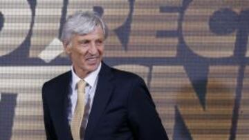 El técnico de la Selección Colombia entregó el premio a Mejor Técnico 2015 en la gala del Sorteo Águila.