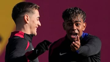 GRAFCAT2770 Sant Joan Despí (BARCELONA) 17/01/2025.- Los jugadores del FC Barcelona, Gavi (i) y Lamine Yamal (d), durante el entrenamiento realizado hoy en la Ciudad Deportiva Joan Gamper en Sant Joan Despí (Barcelona), de cara al partido de Liga que jugarán mañana contra el Getafe CF. EFE/Alejandro García