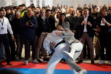 Ilia Topuria durante la exhibición de artes marciales. 