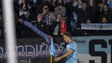 Denis Su&aacute;rez se dispone a sacar de esquina delante de la afici&oacute;n celeste.