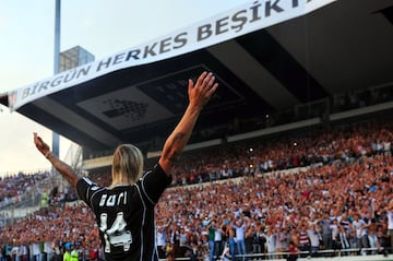 Ya fuera del club que le hizo futbolista, había curiosidad por saber en dónde seguiría su carrera. Se fue a un país tan exótico como su fútbol, a Turquía. Le llamó Bernd Schuster, al que había tenido como técnico en el Madrid, y firmó por dos años con el Besiktas a razón de 2,7M€ cada uno de ellos. Llegó a Estambul como un semidiós. Cientos de seguidores fueron a recibirle en el aeropuerto Atatürk y a su presentación acudieron 15.000 hinchas. Fue un periodo corto, salpicado con alguna polémica al volante, de apenas 40 partidos (12 goles) y coronado por una Copa de Turquía.   