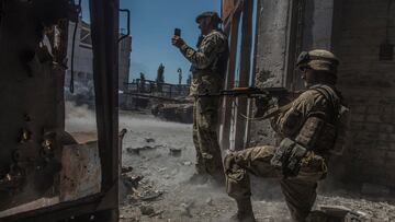 Ukrainian service members watch while a tank fires toward Russian troops in the industrial area of the city of Sievierodonetsk, as Russia's attack on Ukraine continues, Ukraine June 20, 2022. Picture taken June 20, 2022. REUTERS/Oleksandr Ratushniak