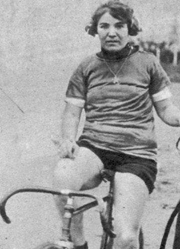 El diablo con falda que luch por la igualdad con su bici. Alfonsina Strada es la nica mujer en competir en los Giros de Lombarda y de Italia junto a hombres. Pele por la igualdad de gnero en el ciclismo.
Alfonsina Strada combati contra la segregacin en el ciclismo a travs de su habilidad con la bicicleta, empleada como herramienta y smbolo de lucha por la igualdad de gnero en sus tiempos. Nacida el 16 de marzo de 1891 en Castelfranco Emilia como Alfonsa Rosa Mara Marini, apodada Alfonsina, se cambi el apellido de Marini a Strada cuando se cas. Luigi, su primer marido (enviud dos veces), le ayud a convertirse en corredora profesional gracias a la bici que le entreg como regalo de bodas. Lleg a ganar 36 carreras contra hombres y compiti en dos Giros de Lombarda y en un Giro de Italia masculinos. Le llamaron El diablo con falda. En 1911 estableci el rcord de la hora femenino. 