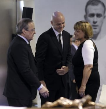 El presidente del Real Madrid, Florentino Pérez (i), conversa con los familiares en la capilla ardiente del presidente de honor del Real Madrid, Alfredo Di Stéfano, instalada en el palco de honor del Santiago Bernabéu. 