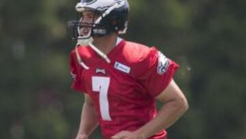 El quarterback Sam Bradford durante el training camp con los Eagles.