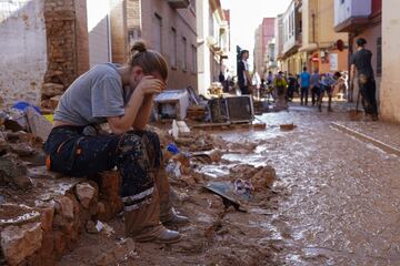 Una mujer visiblemente emocionada coge fuerzas para seguir con la limpieza en Paiporta, cerca de Valencia..