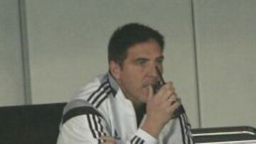 Berizzo da órdenes desde la grada