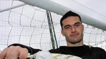 <b>GOLEADOR. </b>El delantero del Elche, Jorge Molina, regresa tras cumplir un partido de sanción para volver a ser la referencia en el ataque.