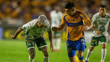Leon�s Uruguayan midfielder Diego Hernandez (L) and Tigres' defender Jesus Angulo fight for the ball during the Liga MX Apertura tournament football match between Tigres and Leon at the Universitario (UANL) Stadium in San Nicolas de los Garza, Nuevo Leon State, Mexico, on September 27, 2024. (Photo by Julio Cesar AGUILAR / AFP)